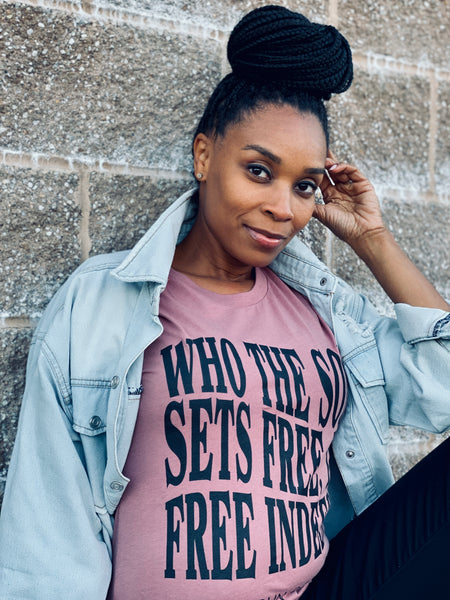 ‘Who the Son Sets Free’ Unisex Christian T-Shirt – Mauve (Black Ink)
